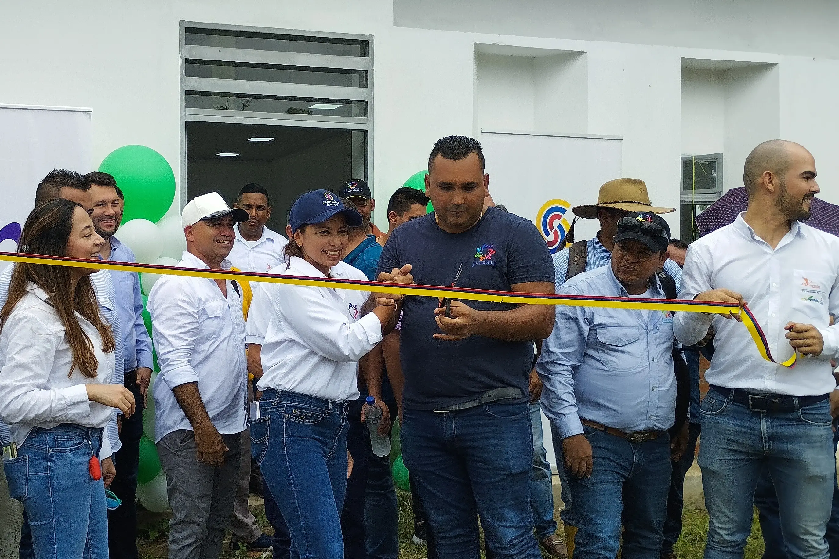 Apoyo a la educación rural: La Institución Educativa San José de la Pesquera recibe nueva sala de docentes y microscopios para estudiantes.